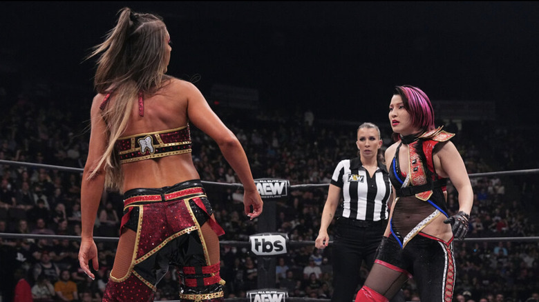 Hikaru Shida confronting Britt Baker