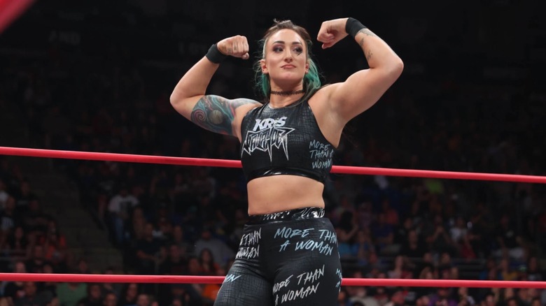 Kris Statlander flexing