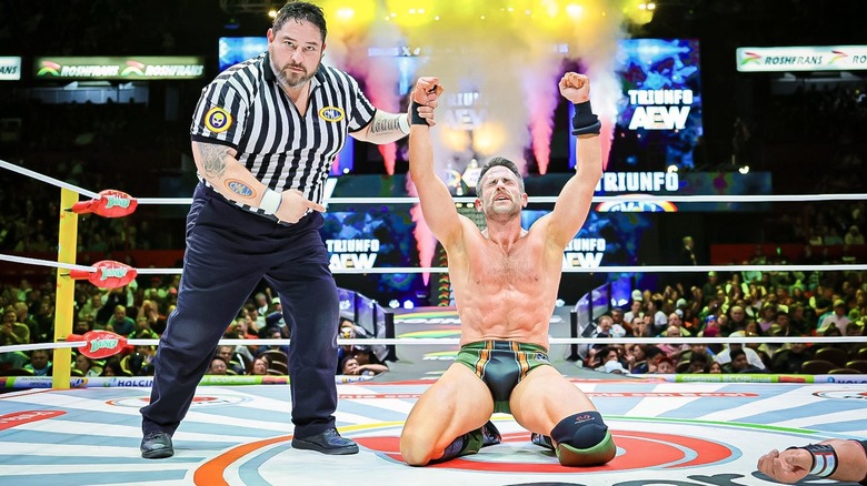 Roderick Strong celebrates victory in CMLL