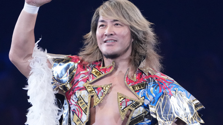 Hiroshi Tanahashi holding up his arm