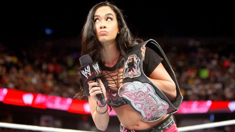 AJ Lee durante un segmento promocional mientras reina como Campeona de Divas de la WWE.