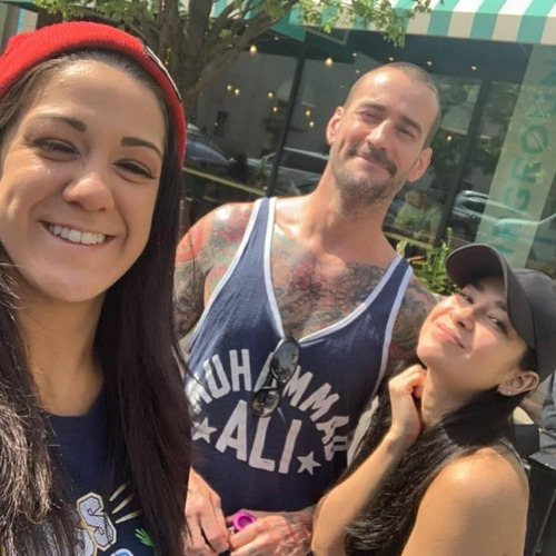 Bayley-CM-Punk-y-su-esposa-AJ-Lee