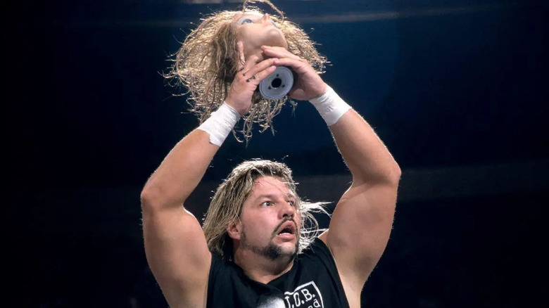 Al Snow holding up head