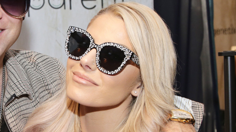 Alexa Bliss con gafas de sol