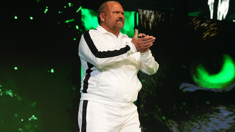 Arn Anderson making his entrance while clapping