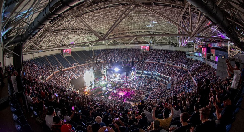 aew dynamite grand slam crowd