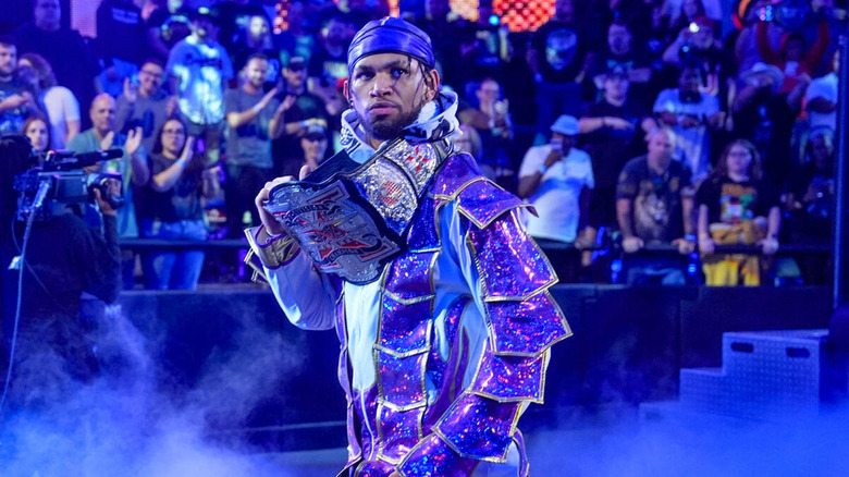 Leon Slater with the X-Division title around his neck