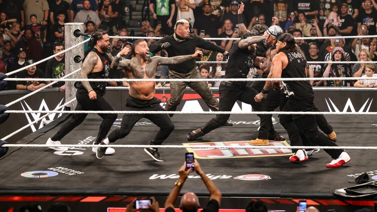 WWE Survivor Series WarGames contará con equipos de 5v5