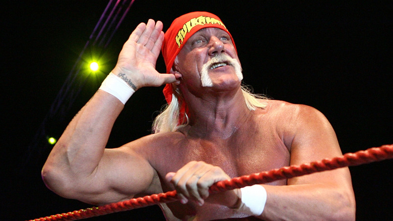 Hulk Hogan gestures to the audience during his Hulkamania Tour at the Burswood Dome