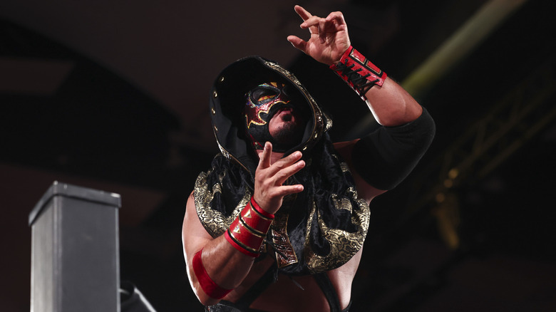 Hechicero poses on the ropes before a match against Mark Briscoe on 