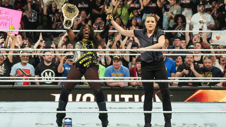 Naomi winning the title