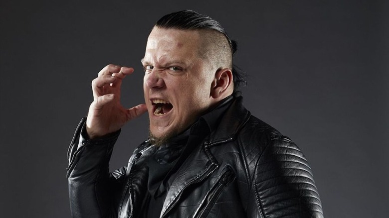 Sami Callihan claws at his own face