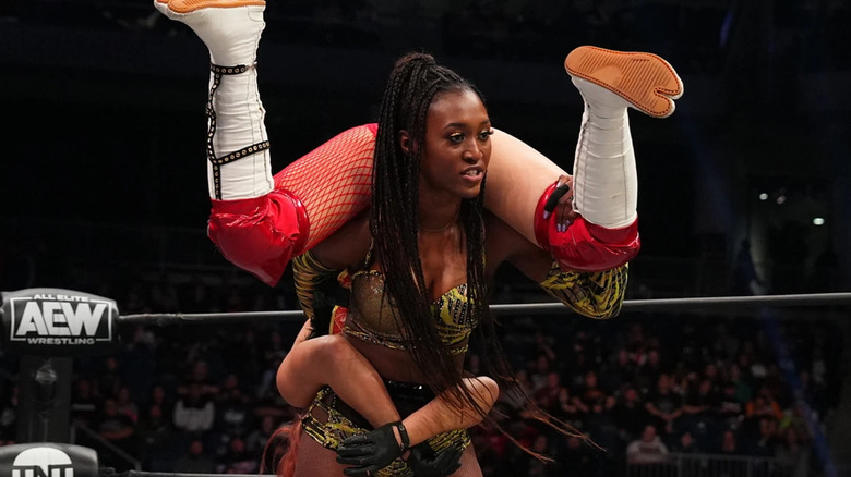 Queen Aminata picks up Hikaru Shida