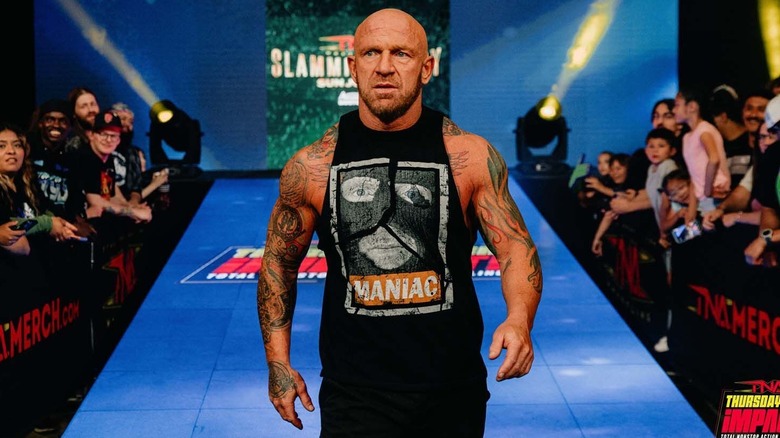 Eric Young walking to the ring