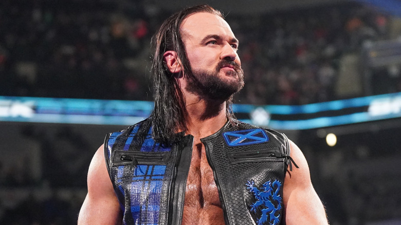 Drew McIntyre, en anillo, durante un segmento en 