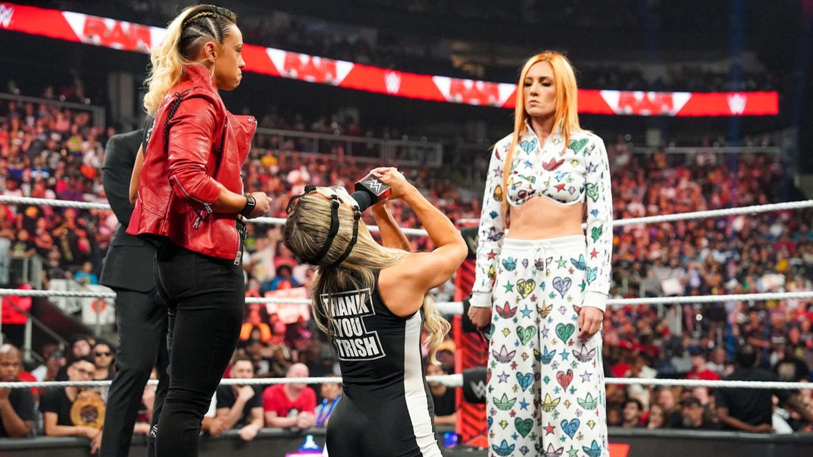 Becky Lynch vs. Trish Stratus cage match set following WWE Raw double  countout - WON/F4W - WWE news, Pro Wrestling News, WWE Results, AEW News,  AEW results