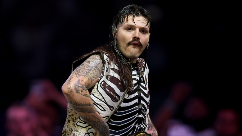 Dominik Mysterio celebrando