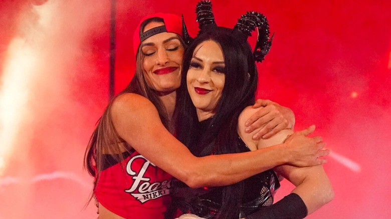 Nikki Bella abraza a Stephanie Vaquer en 