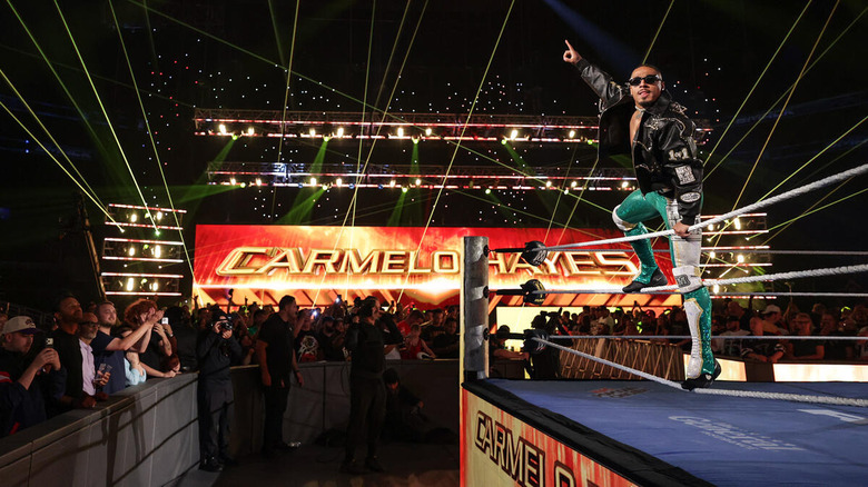 Carmelo Hayes poses in the ring on "WWE SmackDown"