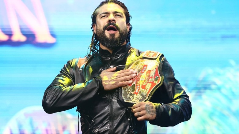 Andrade El Idolo holding the AEW National Championship on 