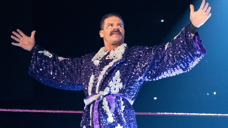 Robert Roode posing in the ring