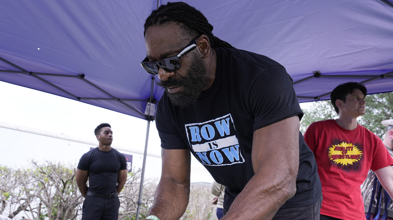 Booker T signs an autograph