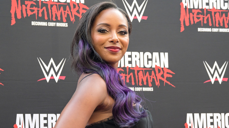 Brandi Rhodes poses over the shoulder on the red carpet