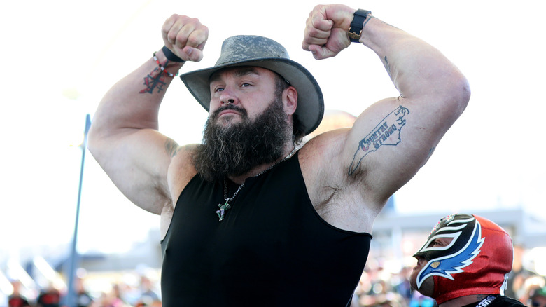 Braun Strowman se flexiona