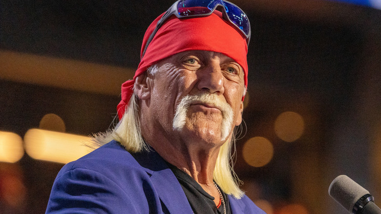 Hulk Hogan con gafas de sol en su cabeza