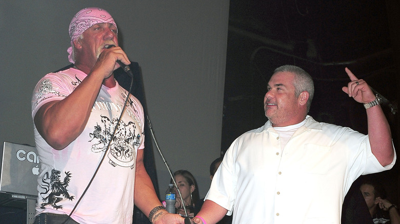 Hulk Hogan y el presentador de radio del programa de radio Bubba The Love Sponge asisten a la fiesta de lanzamiento de CD en el club nocturno de Mansion el 31 de julio de 2009 en Miami Beach, Florida.