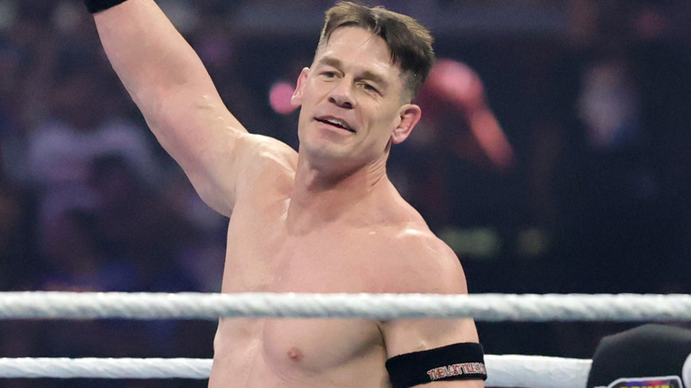 John Cena levantando el brazo