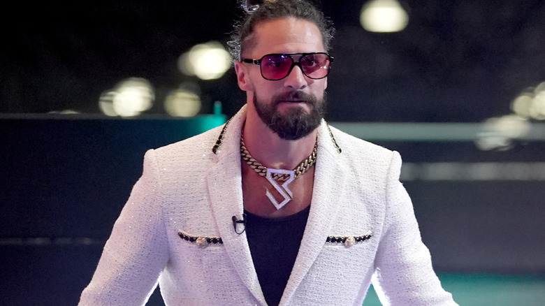 Seth Rollins lleva un blazer blanco