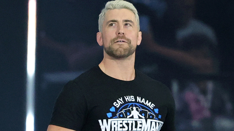 Joe Hendry con una camisa negra