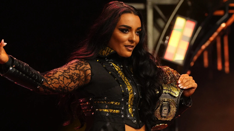 Deonna Purrazzo poses with the ROH Women's Title