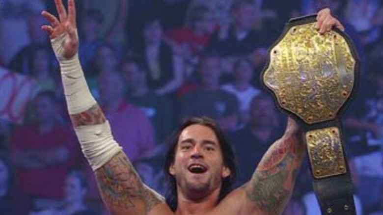 CM Punk sostiene el Campeonato Mundial de Peso Pesado en 2009 después de cobrar el contrato de Money in the Bank en Jeff Hardy.