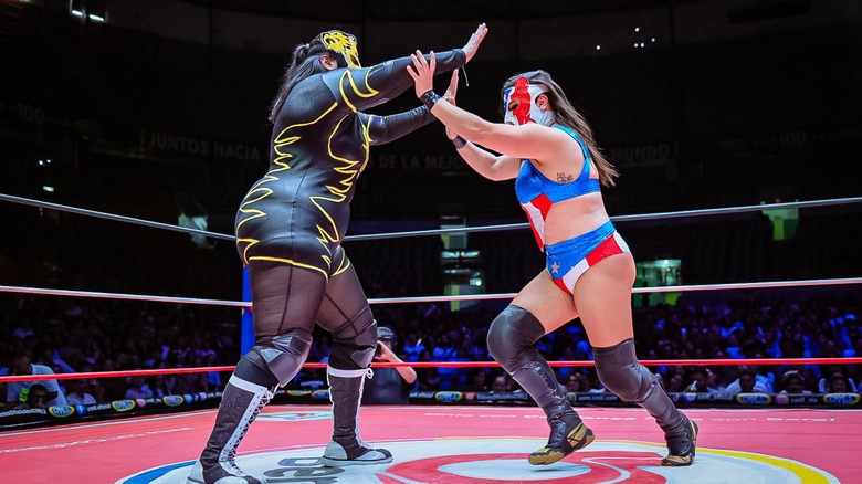 CMLL luchadoras Skadi and Zeuxis