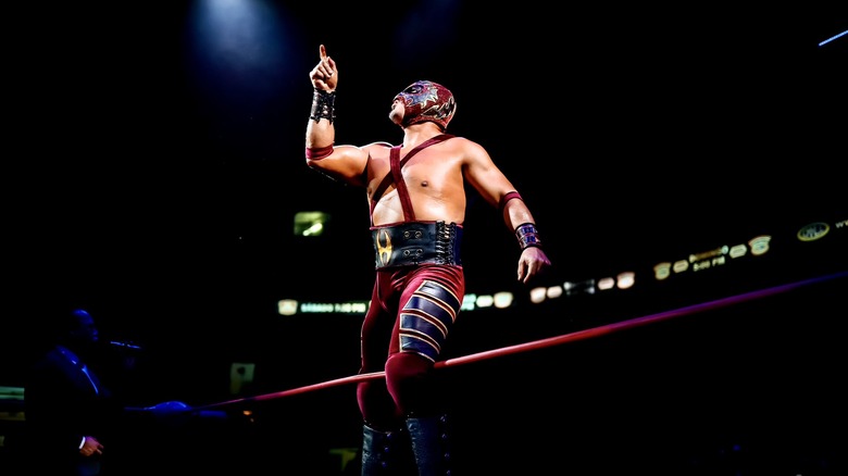 Hechicero, pointing to the heavens, or maybe just the Arena Mexico ceiling
