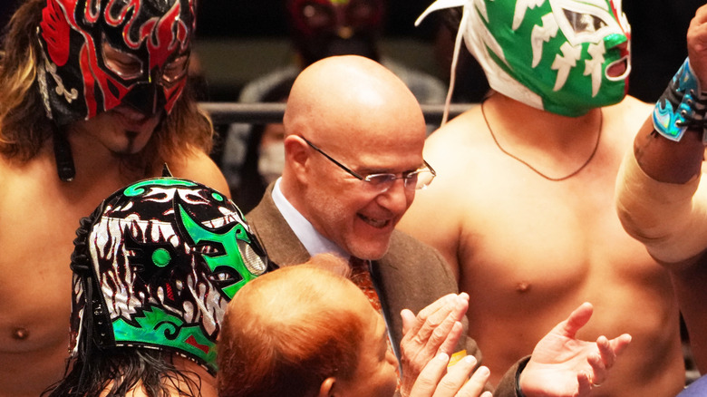 Salvador Lutteroth III celebrating with the CMLL roster at FantasticaMania