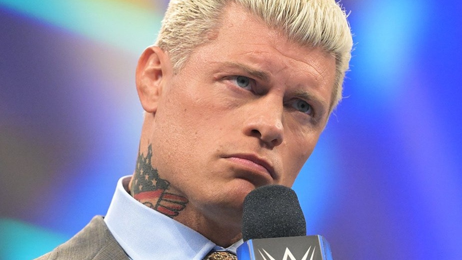 Cody Rhodes wijst erop op PPV tijdens zijn confrontatie met Roman Reigns op WWE Smackdown