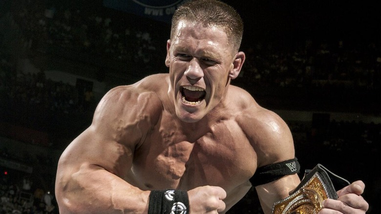 John Cena posando con el Campeonato de la WWE en medio de su pelea de 2006 con Edge.