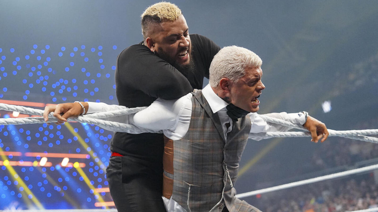 Cody Rhodes i Kevin Owens zostają zniszczeni na WWE SmackDown, gdy Bloodline nadal dominuje