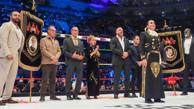 The heads of WWE and AAA join together in the ring to welcome fans to AAA TripleMania
