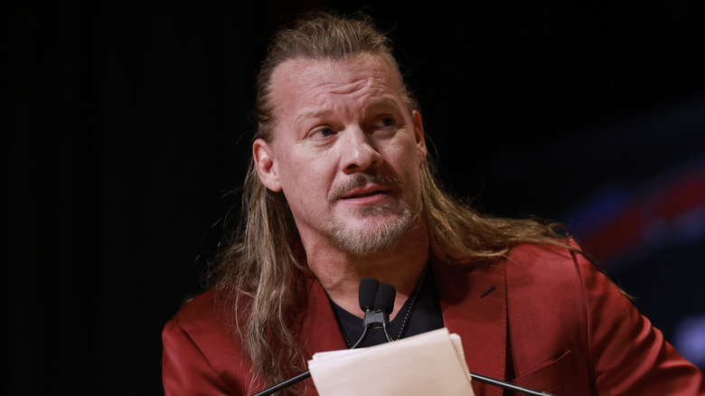 Chris Jericho habla en el escenario en el panel de Walking Dead Universe