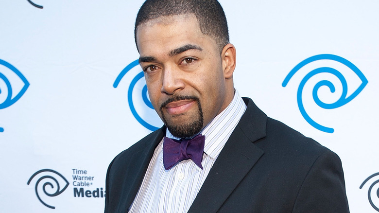 David Otunga lleva pajarita granate