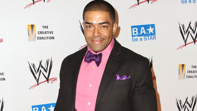 David Otunga viste camisa rosa y blazer negro