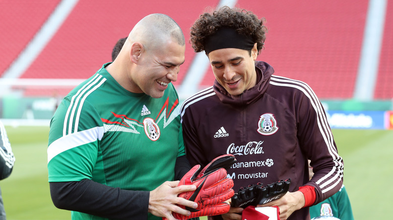 Cain Velasquez hanging out with Mexican keeper Guillermo Ochoa