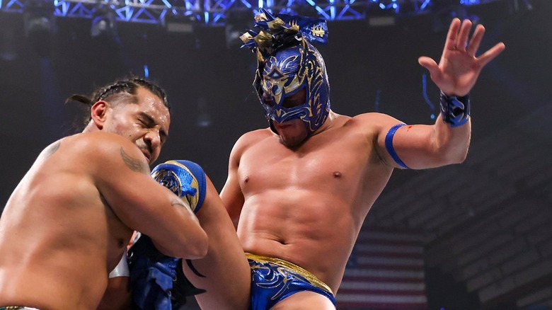 Dragon Lee wrestling former WWE star Santos Escobar