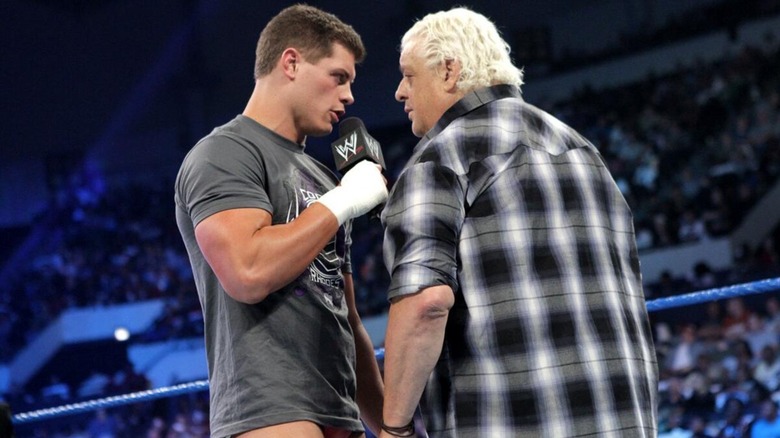 Cody Rhodes y Dusty Rhodes durante un segmento de promoción en un episodio de 