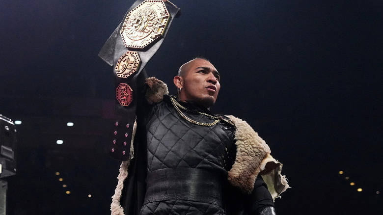 El Hijo del Vikingo posing with the title