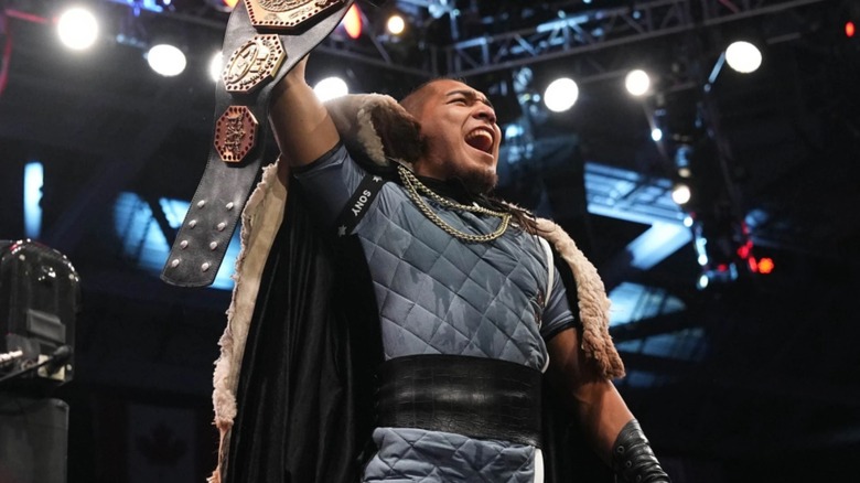 El Hijo del Vikingo with the AAA Mega Championship